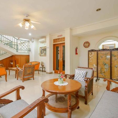 Reddoorz Plus Near Kemang Raya Giacarta Esterno foto