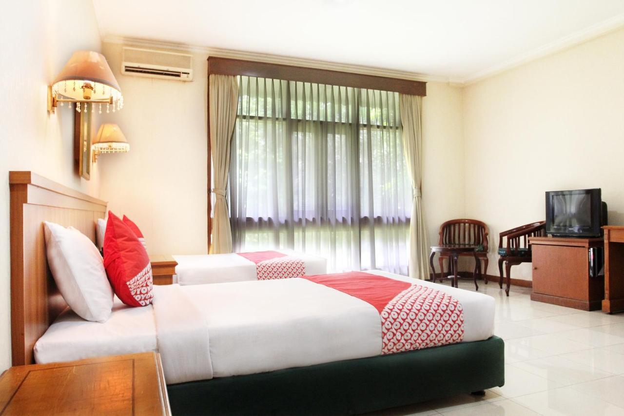 Reddoorz Plus Near Kemang Raya Giacarta Esterno foto
