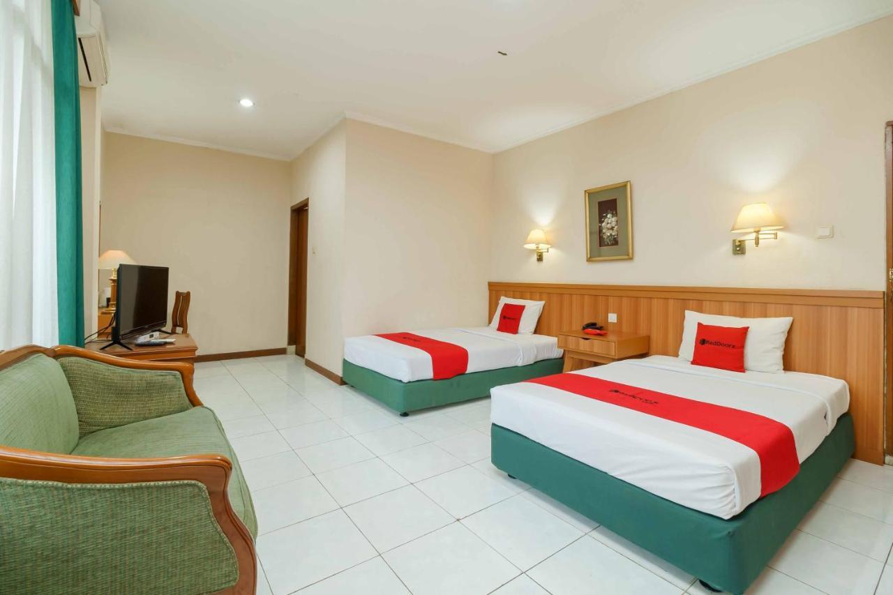 Reddoorz Plus Near Kemang Raya Giacarta Esterno foto