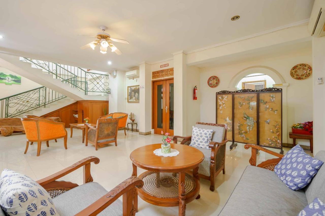 Reddoorz Plus Near Kemang Raya Giacarta Esterno foto