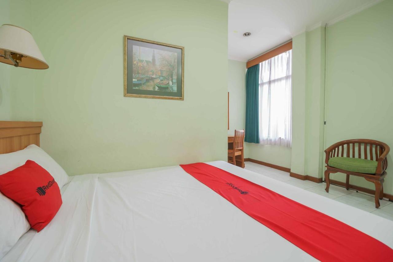 Reddoorz Plus Near Kemang Raya Giacarta Esterno foto