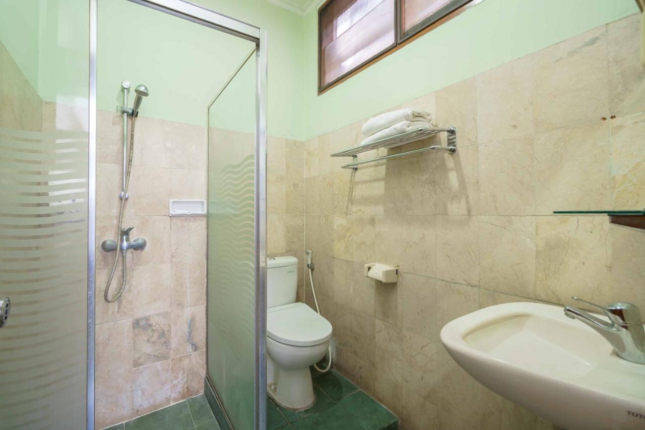 Reddoorz Plus Near Kemang Raya Giacarta Esterno foto