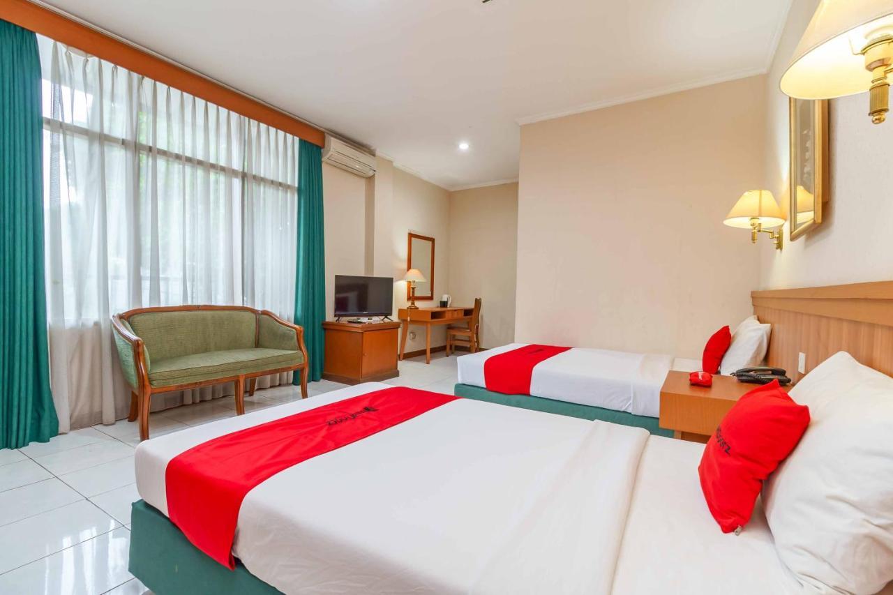 Reddoorz Plus Near Kemang Raya Giacarta Esterno foto