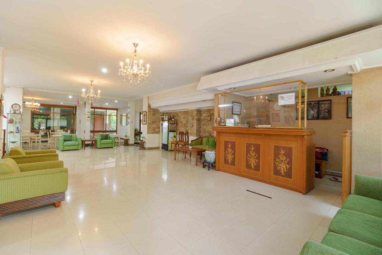 Reddoorz Plus Near Kemang Raya Giacarta Esterno foto
