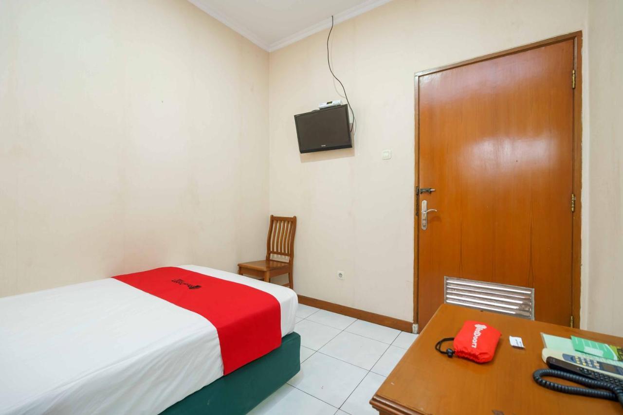 Reddoorz Plus Near Kemang Raya Giacarta Esterno foto