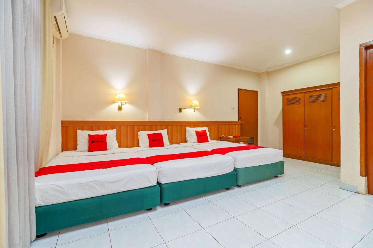 Reddoorz Plus Near Kemang Raya Giacarta Esterno foto