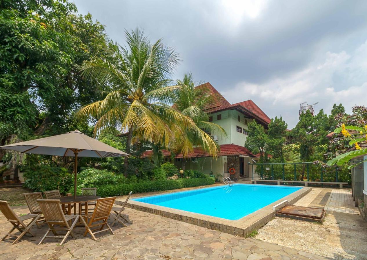Reddoorz Plus Near Kemang Raya Giacarta Esterno foto