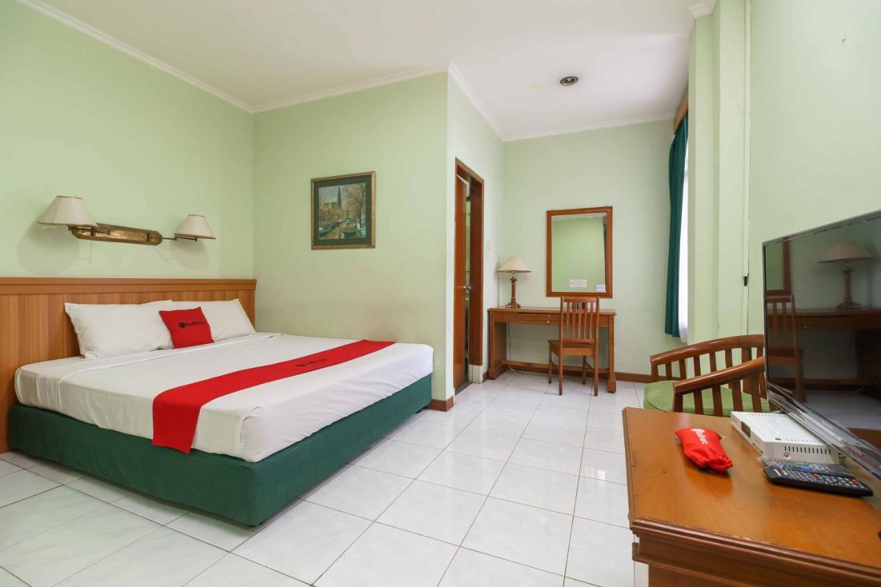 Reddoorz Plus Near Kemang Raya Giacarta Esterno foto