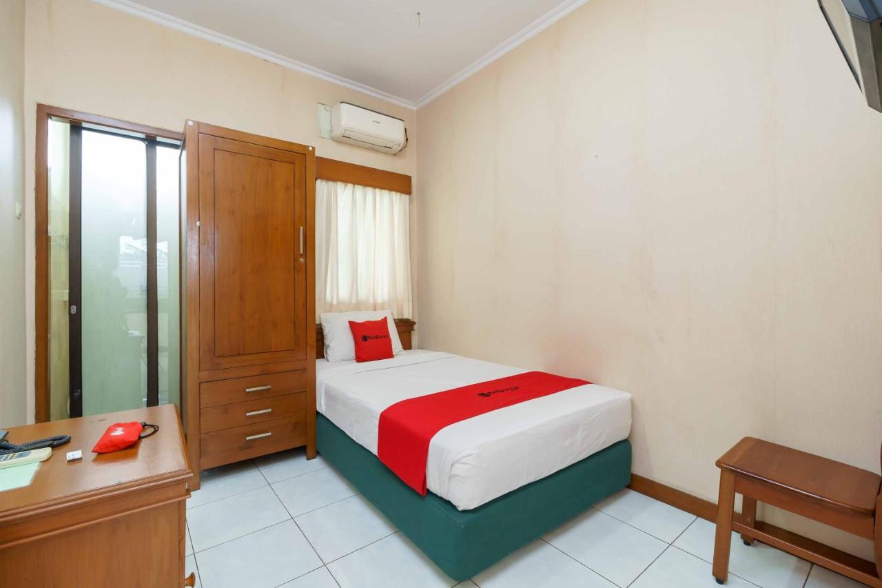 Reddoorz Plus Near Kemang Raya Giacarta Esterno foto