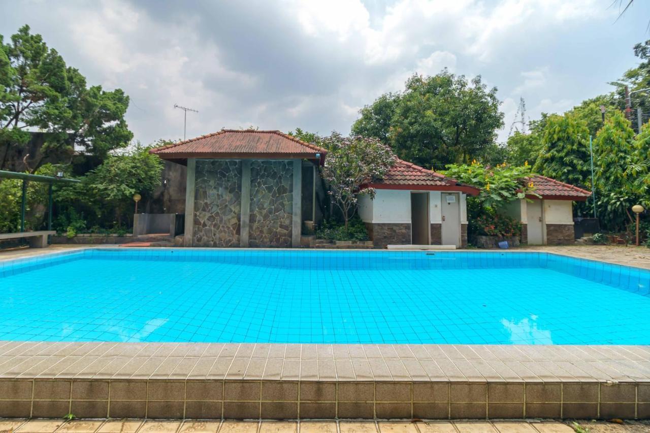 Reddoorz Plus Near Kemang Raya Giacarta Esterno foto