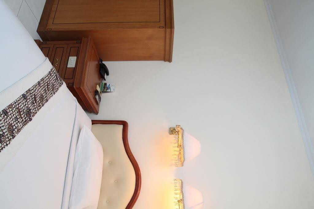 Reddoorz Plus Near Kemang Raya Giacarta Esterno foto