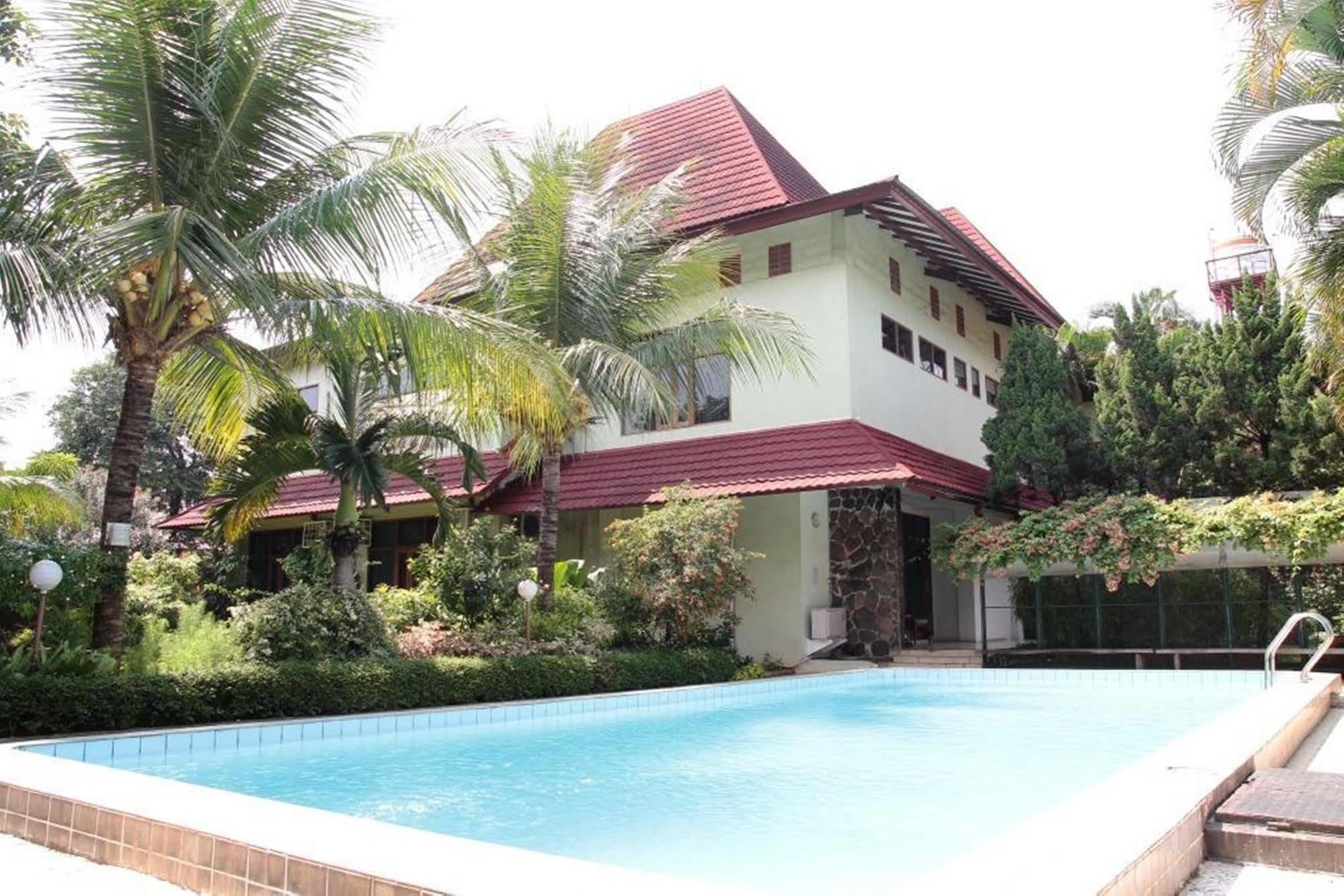 Reddoorz Plus Near Kemang Raya Giacarta Esterno foto