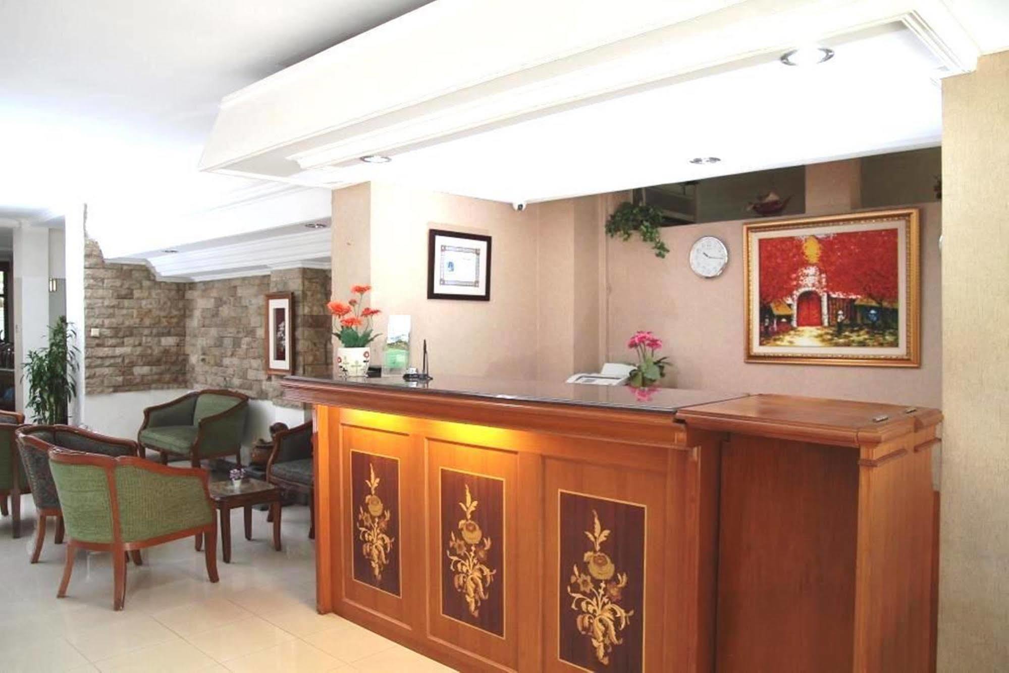 Reddoorz Plus Near Kemang Raya Giacarta Esterno foto
