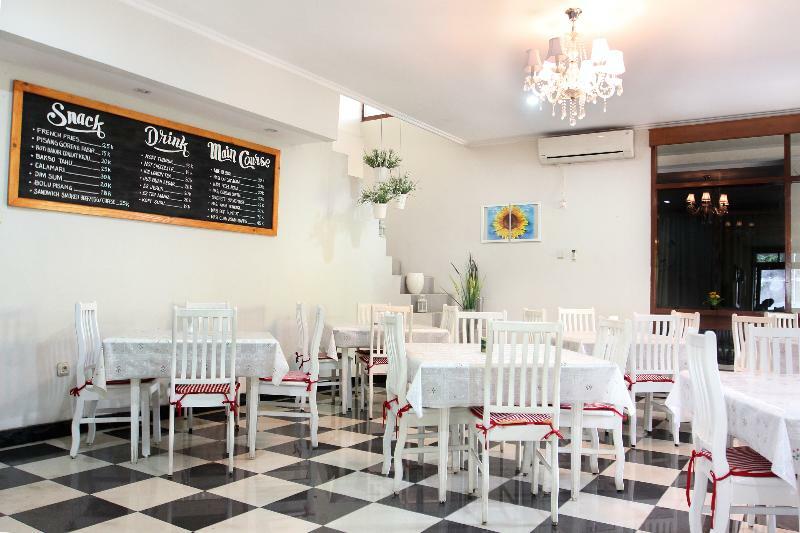 Reddoorz Plus Near Kemang Raya Giacarta Esterno foto