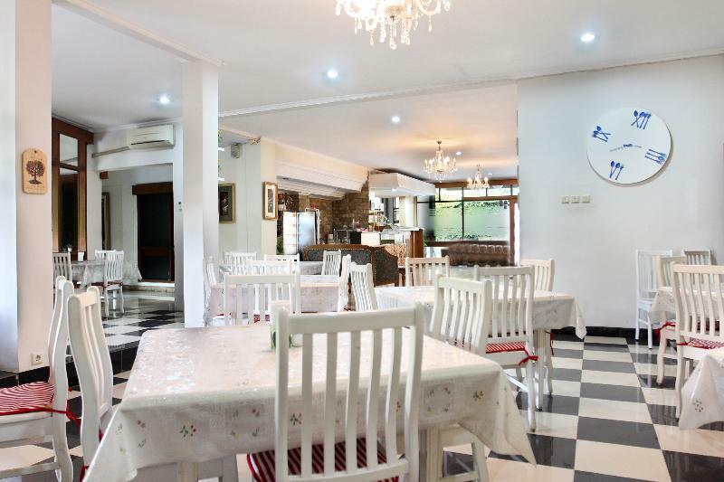 Reddoorz Plus Near Kemang Raya Giacarta Esterno foto